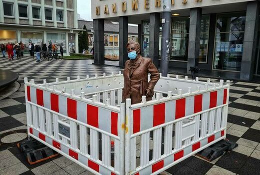 Wackelte zuletzt: Darum wird die Elisabeth-Selbert-Statue auf dem Scheidemannplatz derzeit mit einer Absperrung gesichert. Foto: Matthias Lohr 